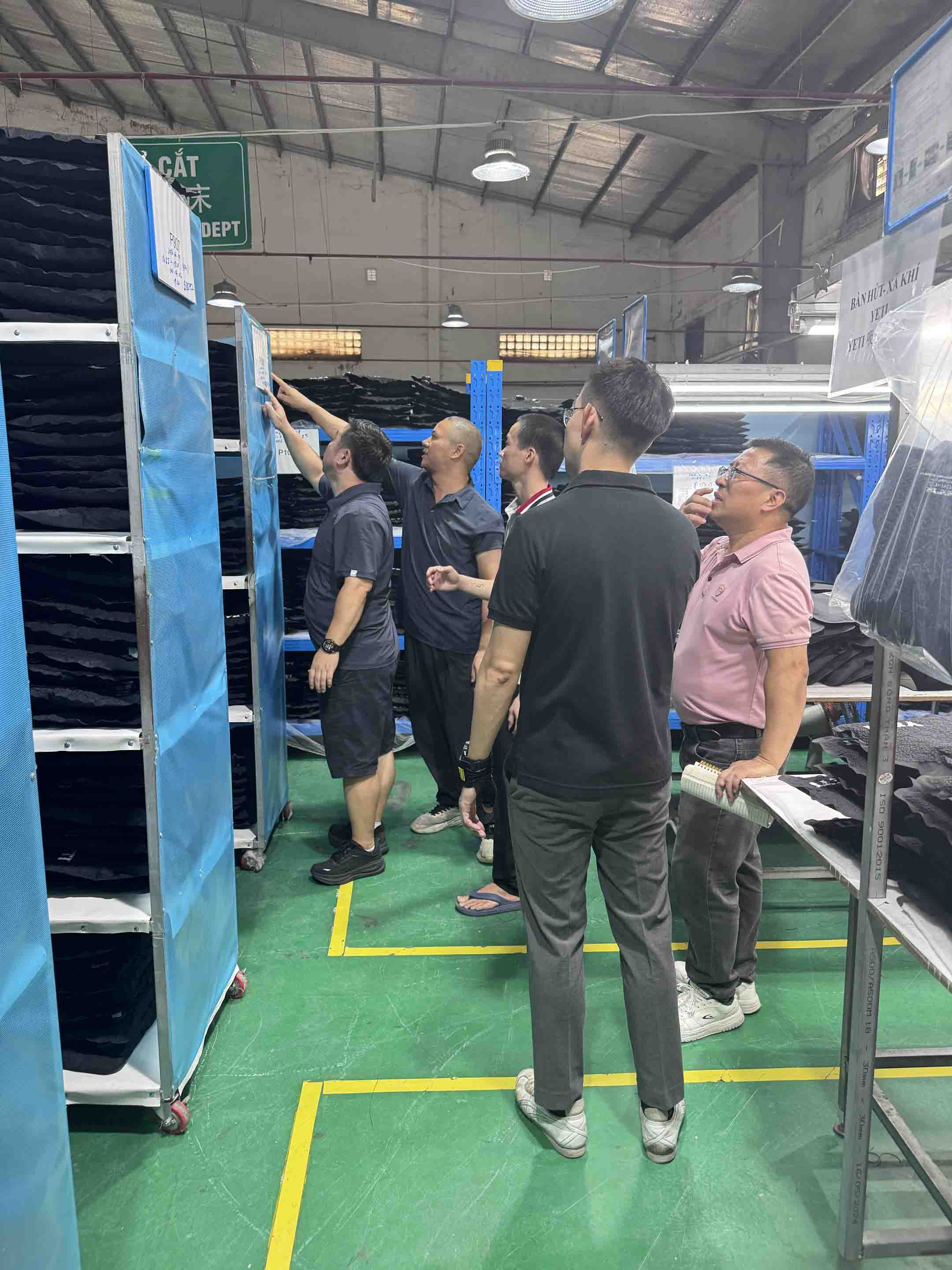 YETI besøker Sealocks anlegg i Vietnam for å vurdere produksjonen av myke kjølebager