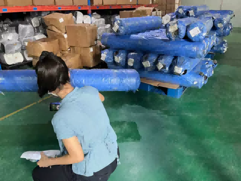En kunde ser på at beholderen fylles: Overvåket lasting ved Sealocks Vietnam-anlegg